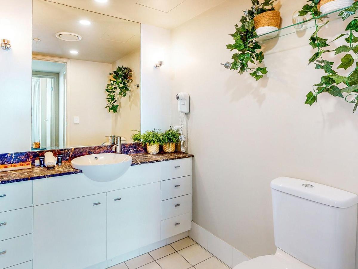 Modern 2br In Chevron Renaissance - Coasthm Gold Coast